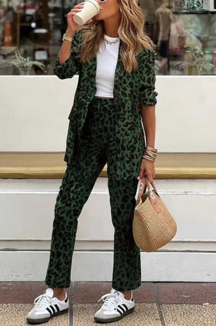 Dame mode blazer sæt med iøjnefaldende leopardmønster og elegant snit Stilla