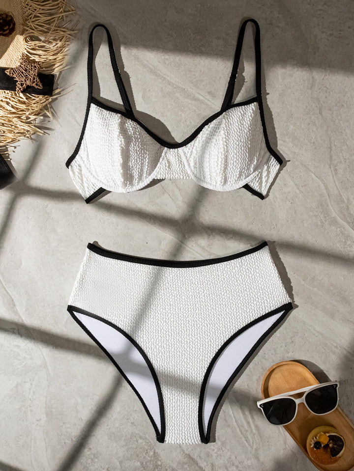 Dame Højskåret Bikini med struktureret overflade og elegant design Stilla