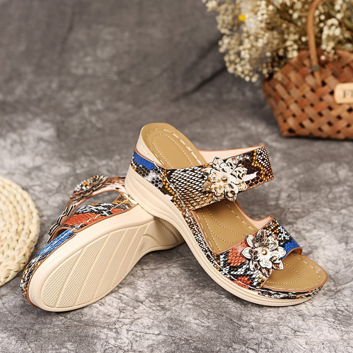 Dame komfortable Wedge-sandaler med blomsterapplikation og elastiske remme Stilla