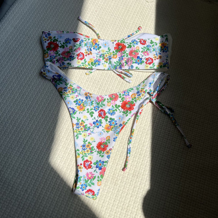 Dame Bandeau-Bikini sæt med blomsterprint og justerbare stropper Stilla