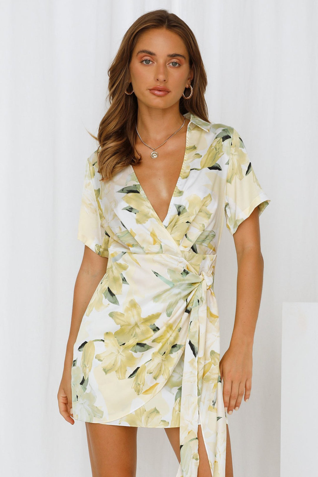 Dame Floral Wrap Mini Kjole med elegant Bindingsdetalje Stilla
