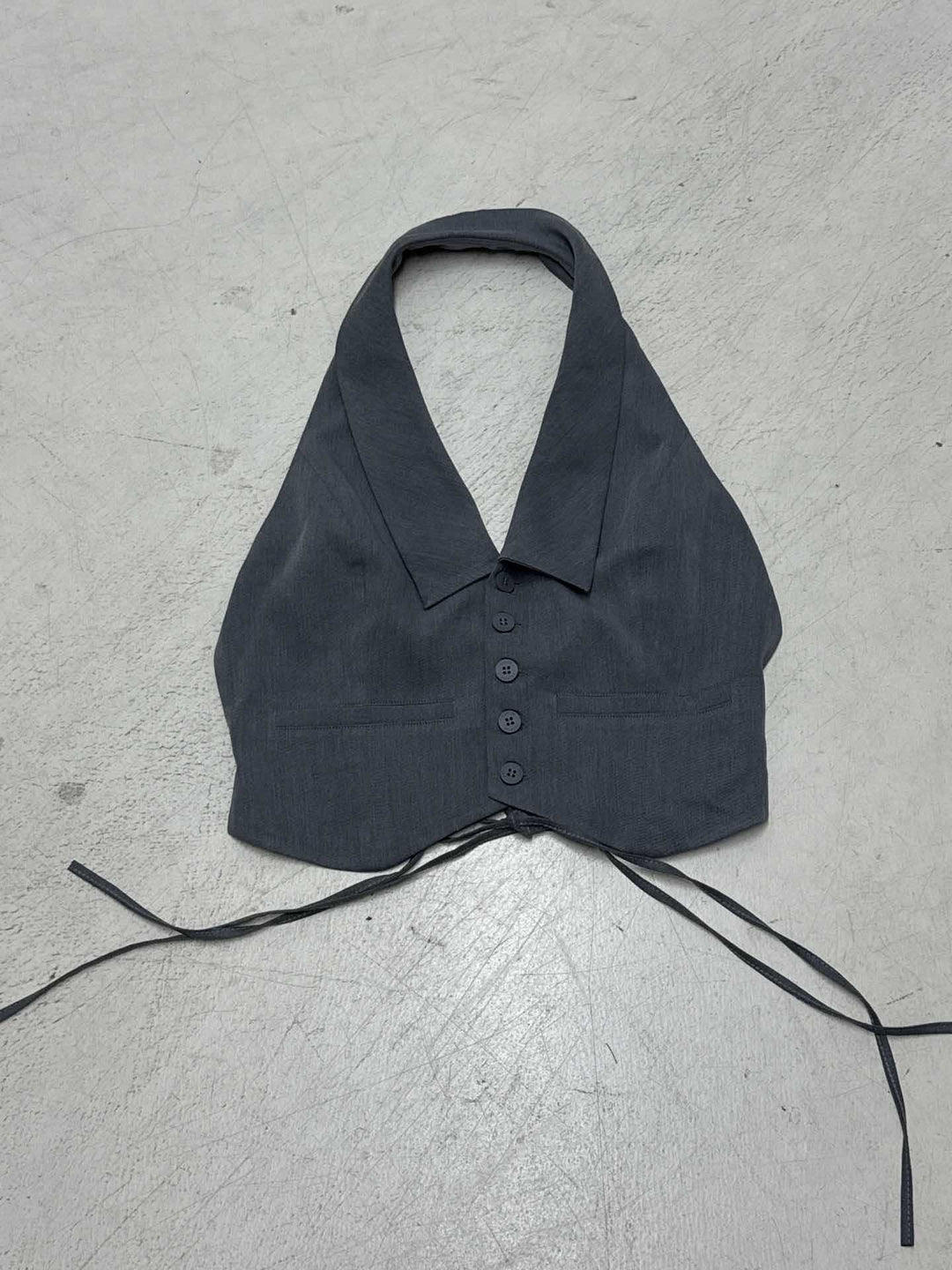 Dame elegant indpakket top med stilfuld krave og legende detaljer Skovae