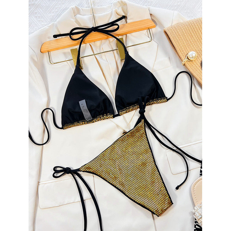 Femme Triangle String Bikini Sæt med smart detaljearbejde Stilla