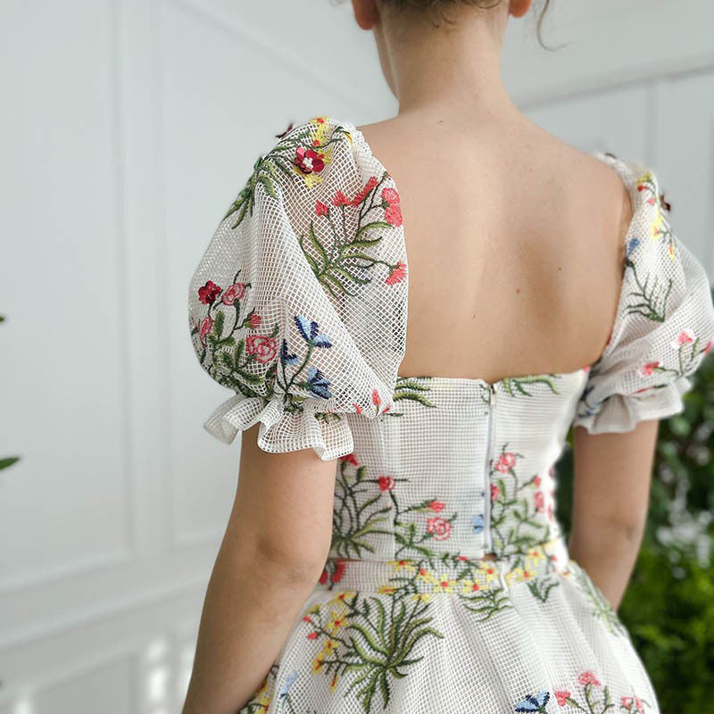 Dame Floral Broderet Maxikjole med Pufærmer og Taljebælte Stilla