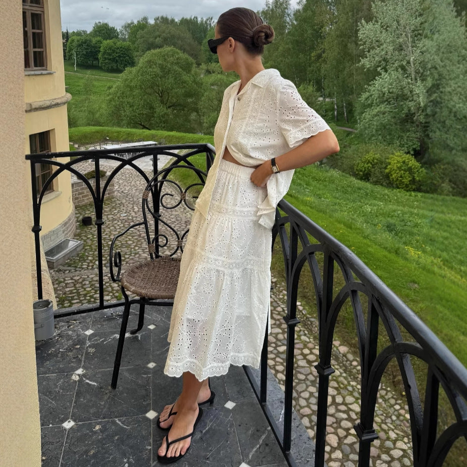 Dame elegant og luftig top med romantisk blondermønster og matchende nederdel Stilla