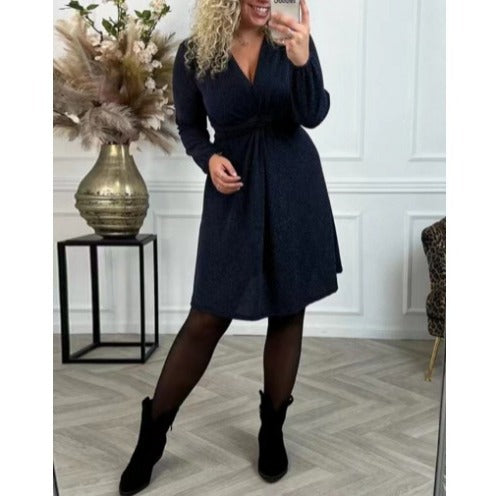 Kvinders omslagskjole med elegante flæsedetaljer og skræddersyet pasform Stilla