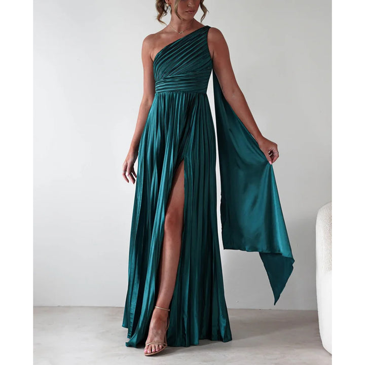 Dame aftenkjole med elegant plisseret nederdel og asymmetrisk top