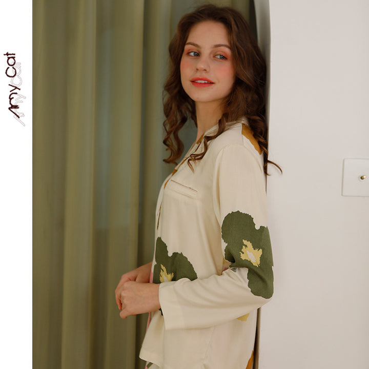 Damer pyjamasæt i silkeagtigt blødt stof med blomsterdesign og klassisk snit Stilla