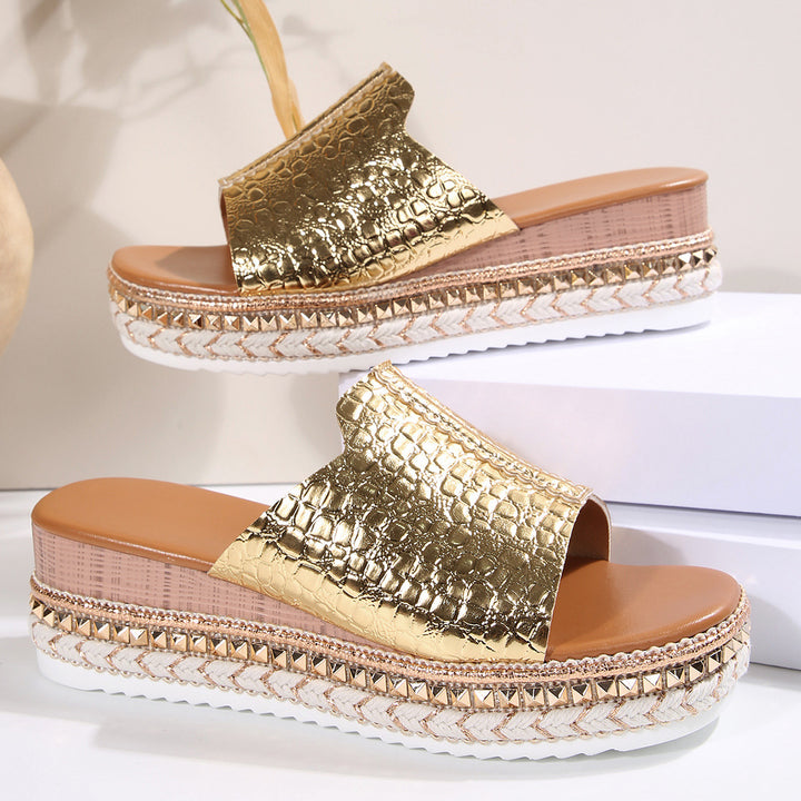 Dame wedge-pantoletten med moderne krokodille-design og elegant spændeudsmykning Stilla