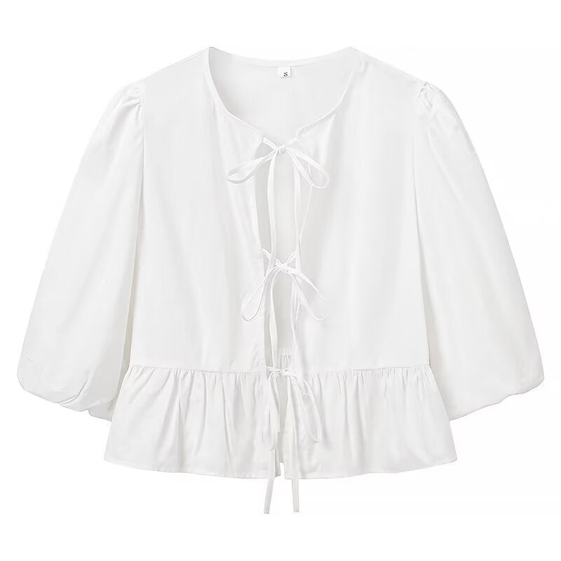 Damebluse med flæsedetaljer og snøre Stilla