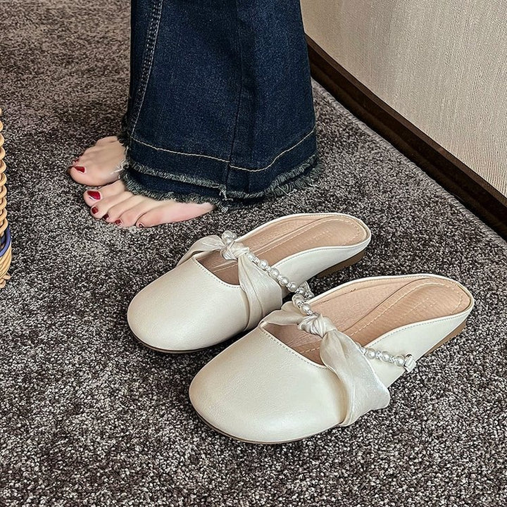 Dames elegante mokkasiner med romantisk sløjfedetalje og perleprydet rem Stilla