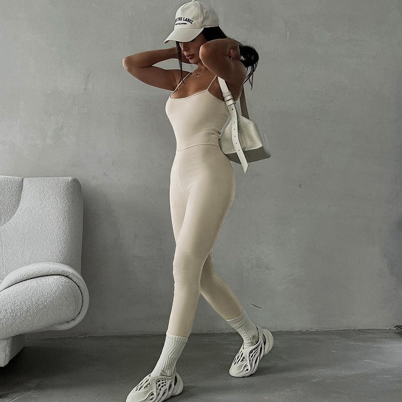 Dame figursyet jumpsuit med smalle stropper og glat finish Skovae