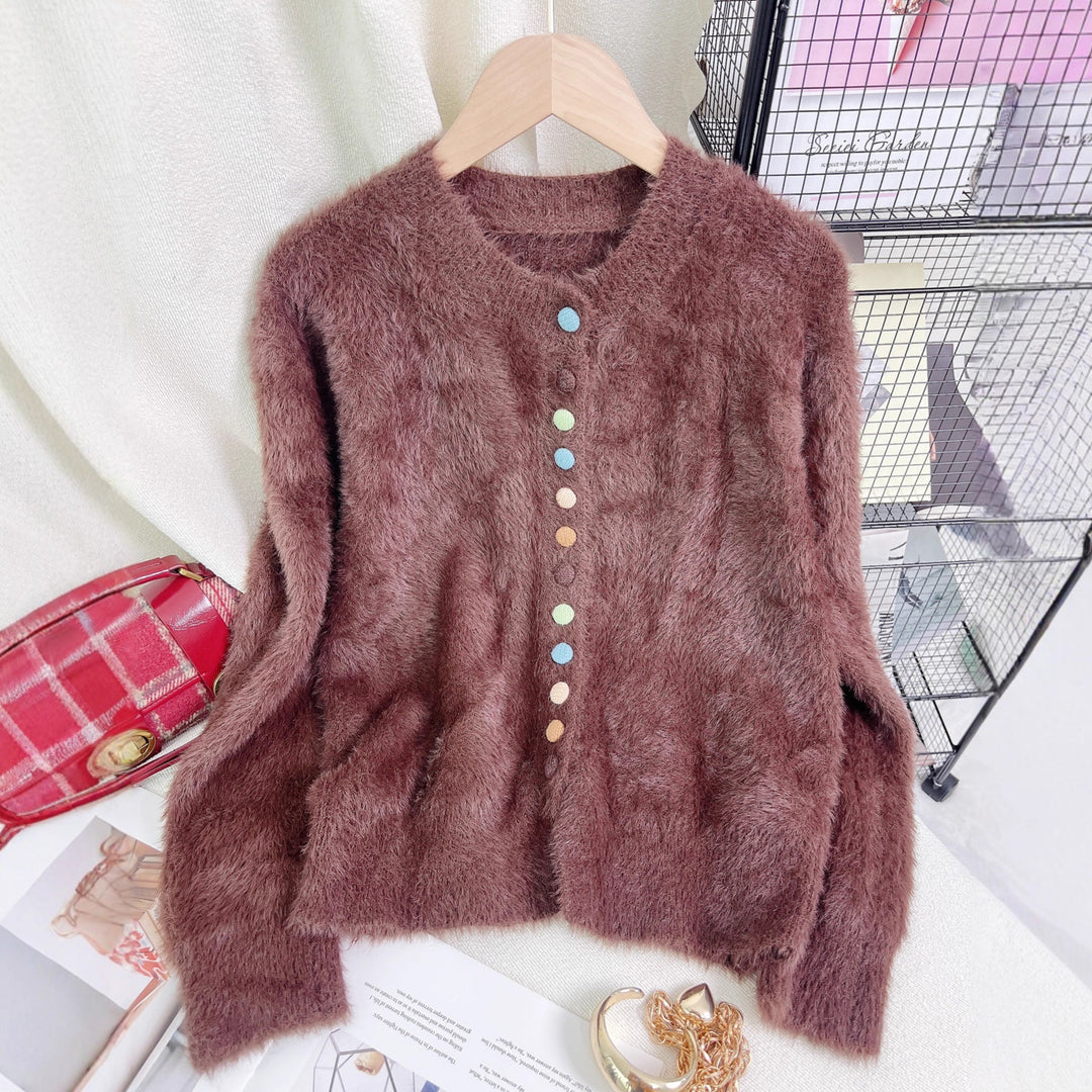 Kvinders fluffy cardigan med farverige knapper og bredskåret design Stilla