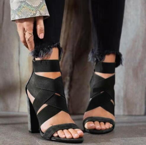Dame sandaler med elegante remme og blokhæl Stilla