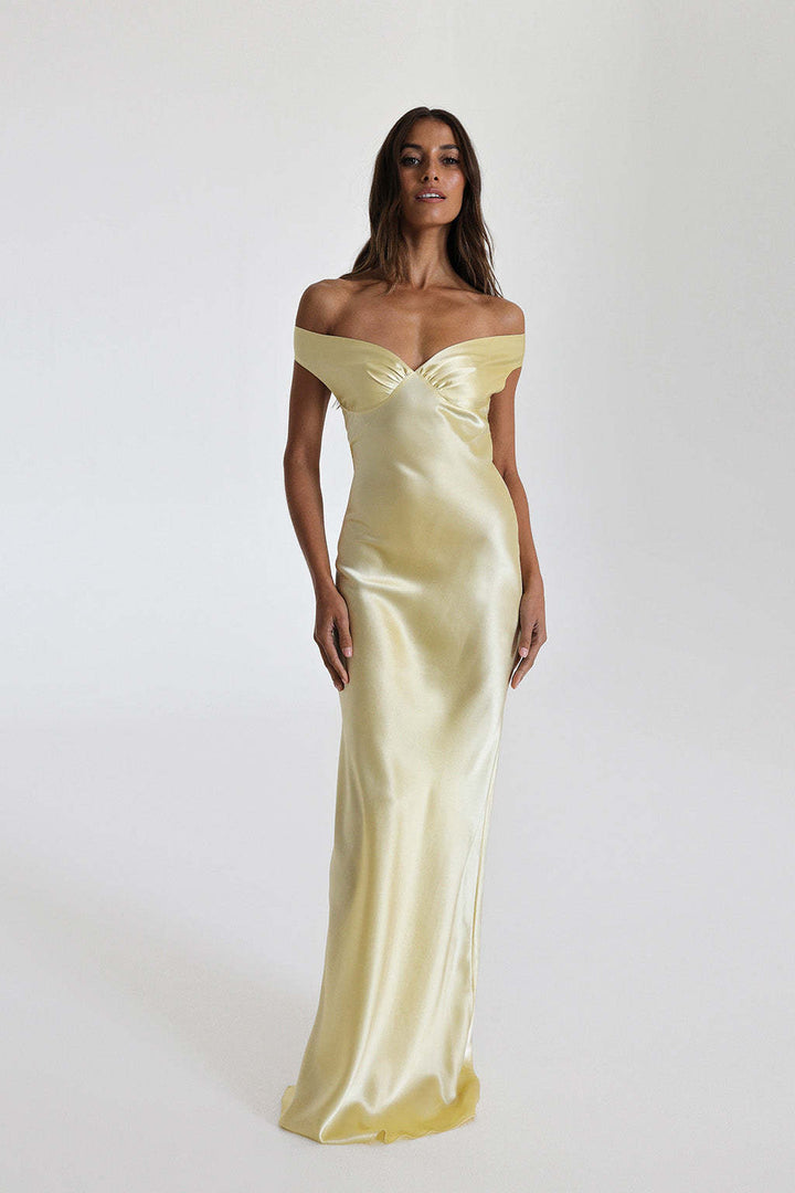 Dame Elegante lang kjole med off-shoulder design og raffinerede draperinger Stilla
