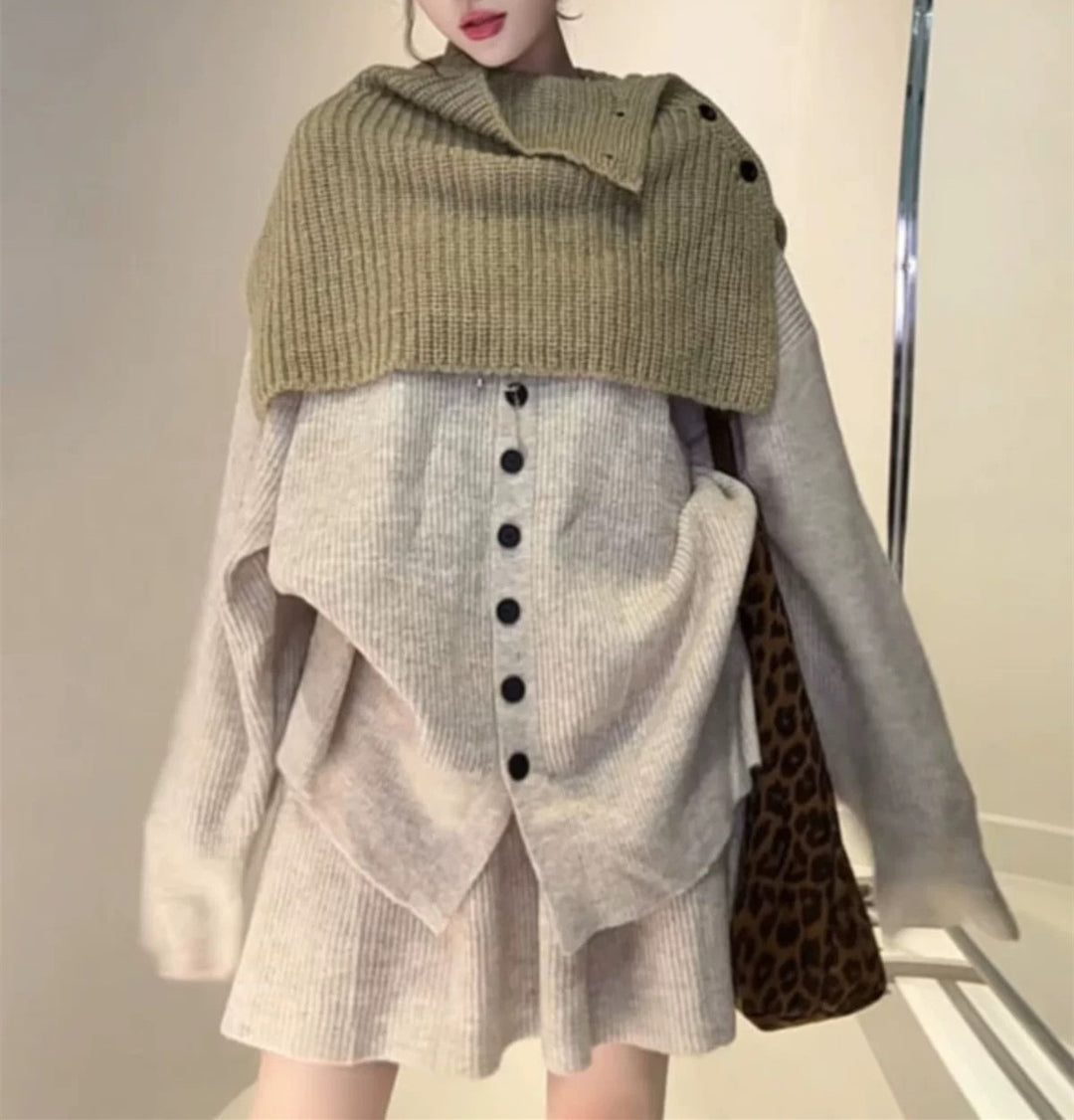 Kvinders strik sæt med kontrasterende sweaterlag og elegant knappeliste Stilla