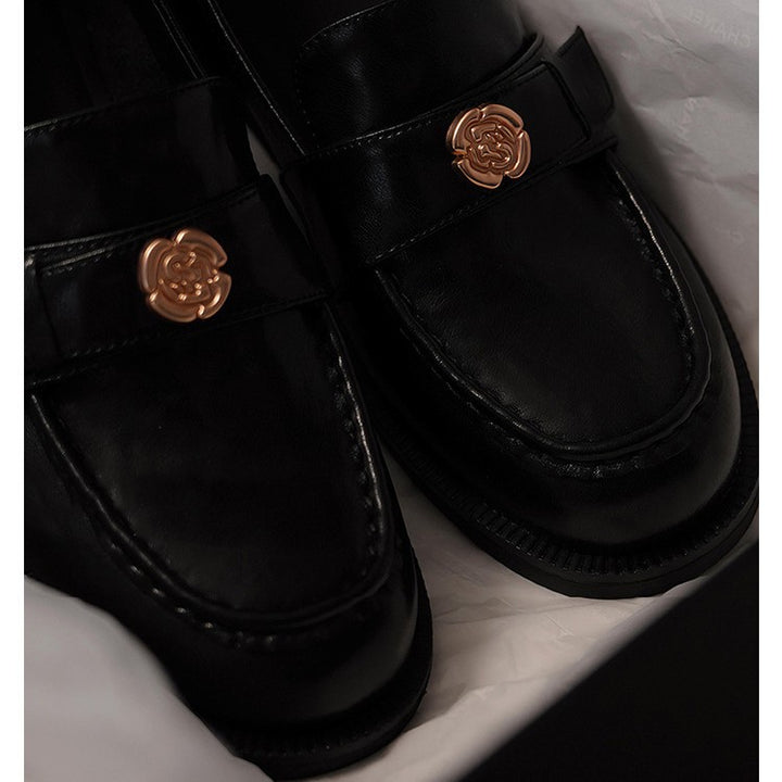 Femme Classic Læder Slipper med dekorativt Emblem Stilla