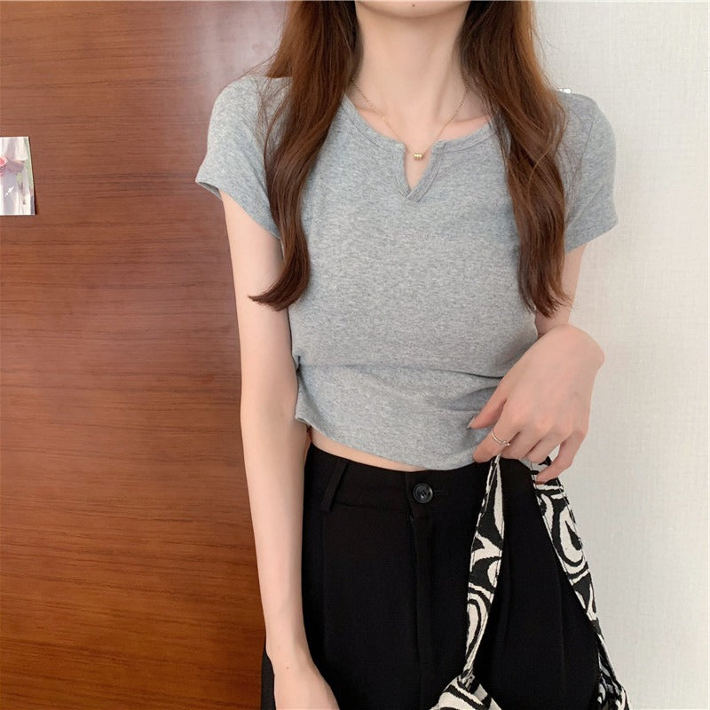 Kvindernes cropped t-shirt med en tætsiddende pasform og moderne detaljer