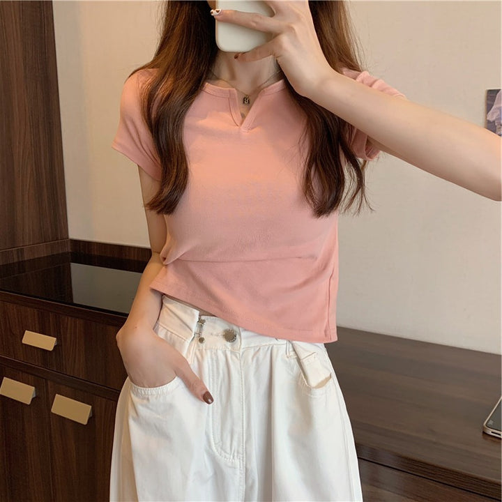 Kvindernes cropped t-shirt med en tætsiddende pasform og moderne detaljer