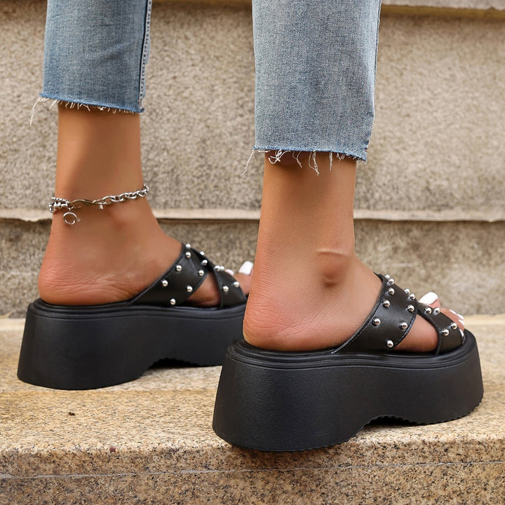 Dame platform-sandaler med nitter-design Stilla