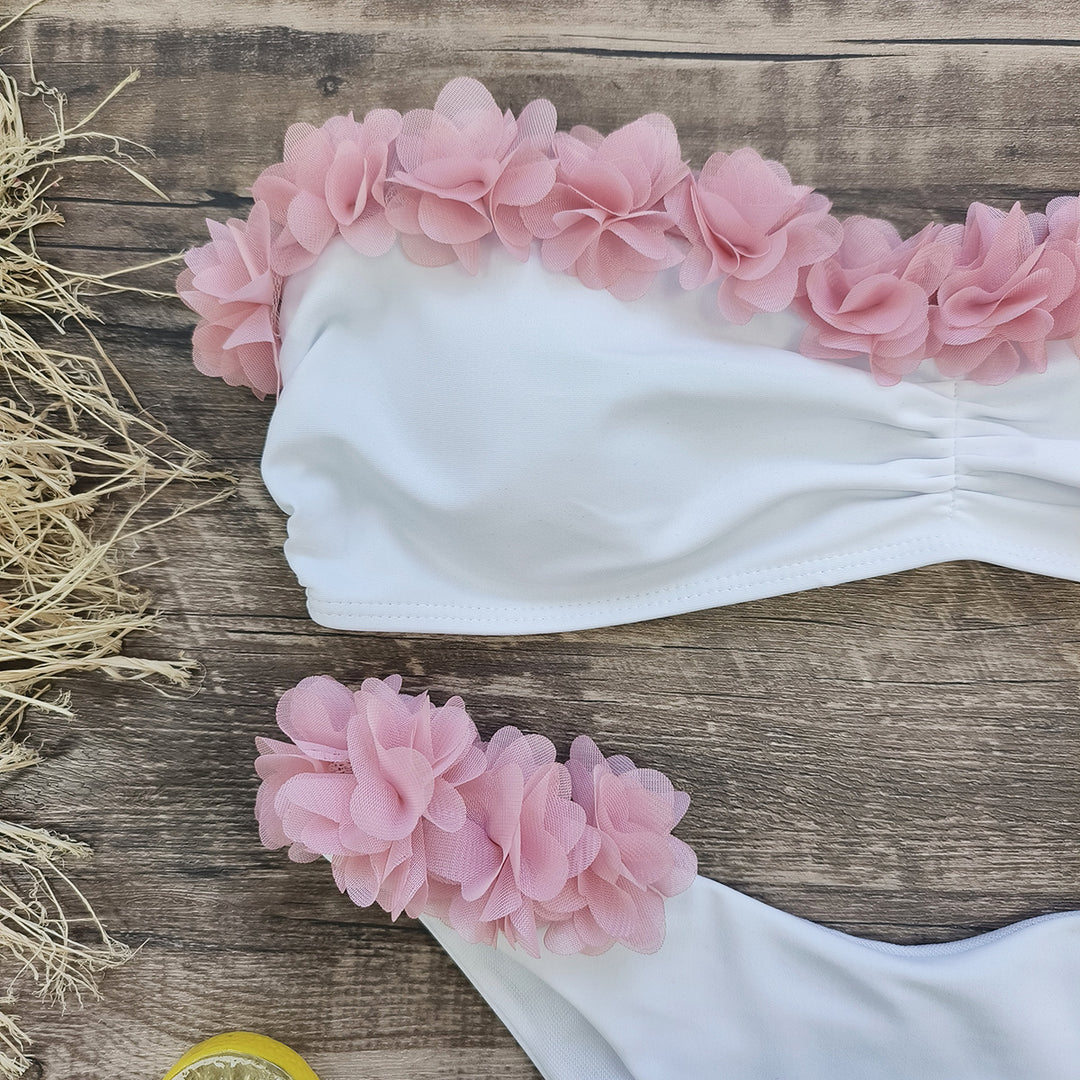 Dame bikini-sæt med blomsteret bustier-overdel og højt skåret trusser Stilla
