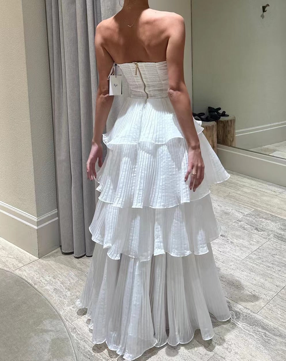 Kvindernes aftenkjole med voluminøse flæsedetaljer og off-the-shoulder design