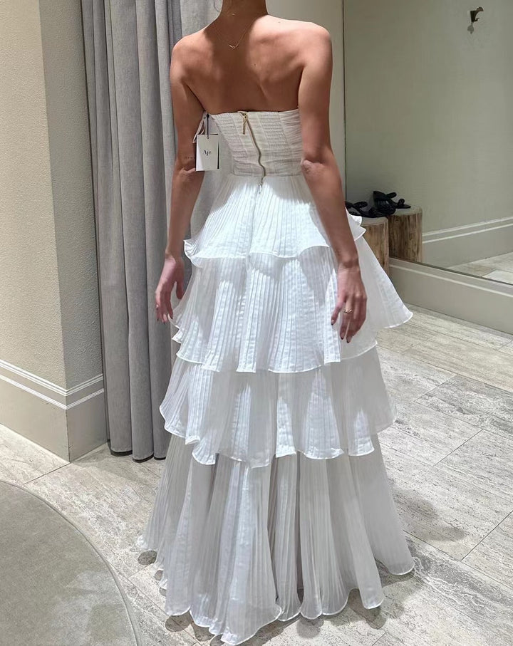 Kvindernes aftenkjole med voluminøse flæsedetaljer og off-the-shoulder design
