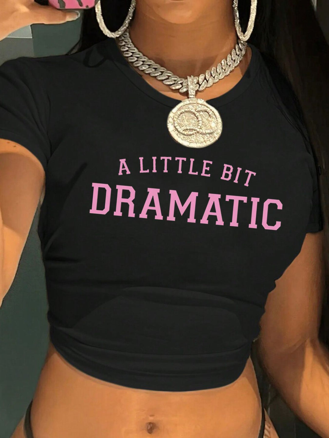 Dame Crop-Top med kreativ grafisk design og moderne skrift Skovae