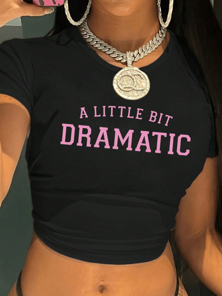 Dame Crop-Top med kreativ grafisk design og moderne skrift Skovae
