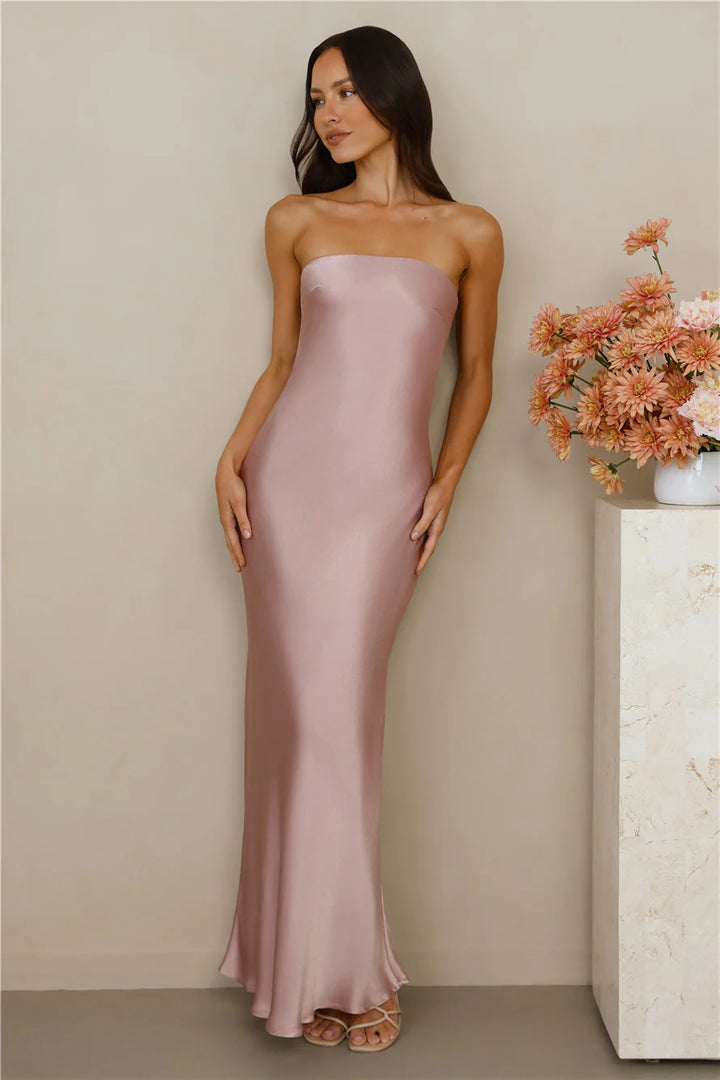 Kvinders elegante off-shoulder maxi kjole lavet af satinlignende materiale
