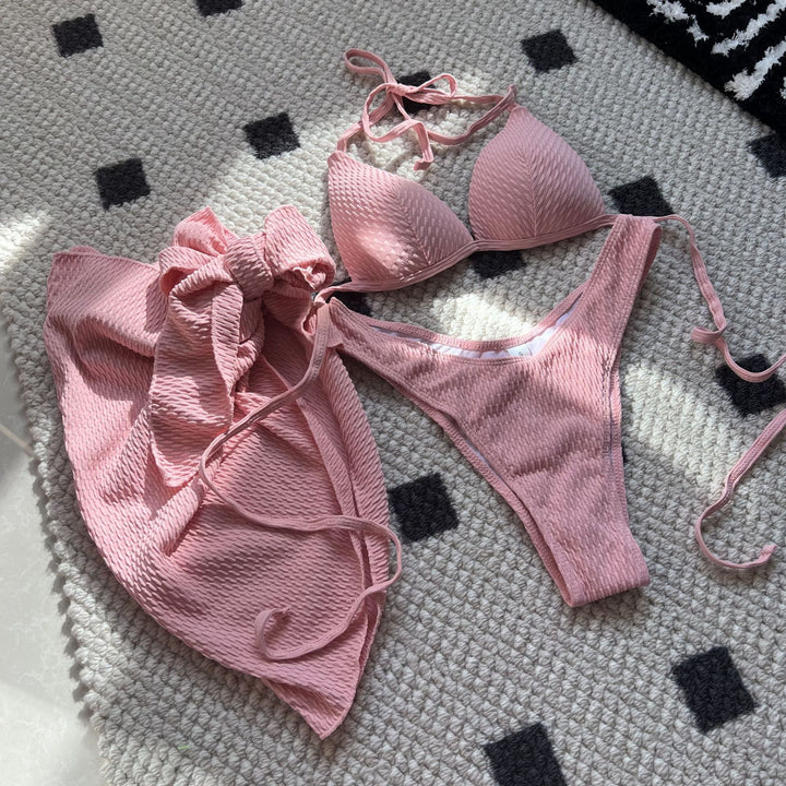 Dame bikini-sæt med struktureret materialetekstur og elegant indpakningsrørs-option Stilla