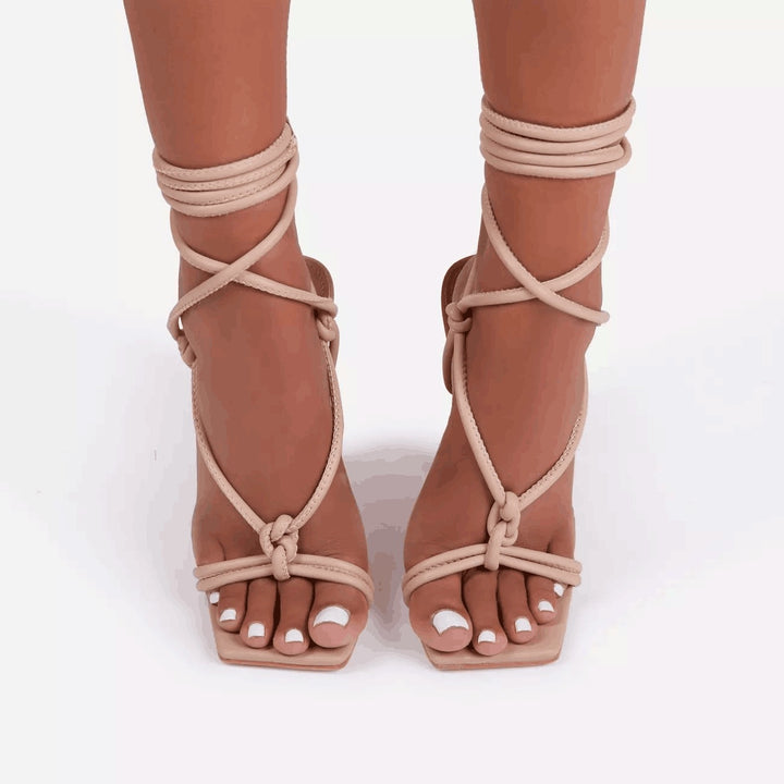 Dame elegante High Heels med kunstnerisk remdesign Stilla