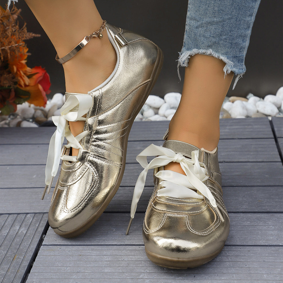 Dame sporty sneakers med metallisk overflade og diskrete satinbånd Stilla