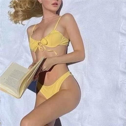 Dame triangel-bikini med dekorativ knude og elastisk materiale Stilla
