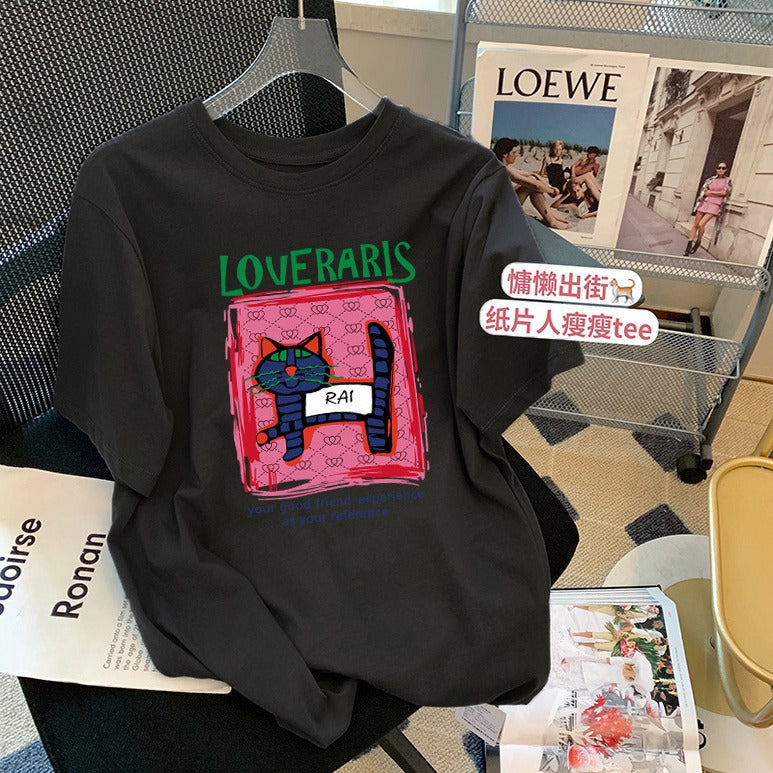 Dame T-shirt med kreativ kattemotiv og moderne tryk Stilla