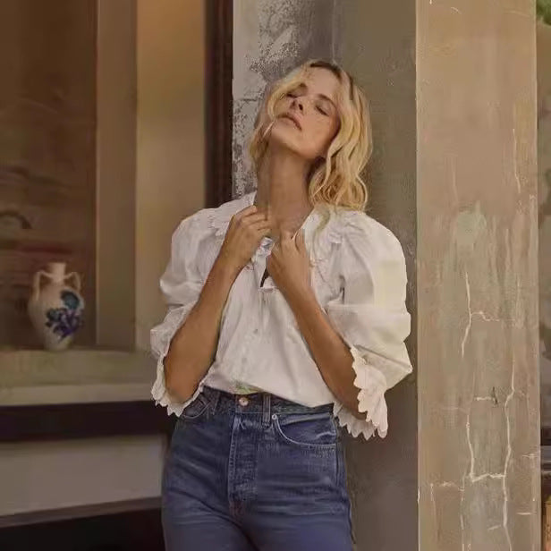 Damebluse med eksklusivt flæsedesign og elegante pufærmer Stilla
