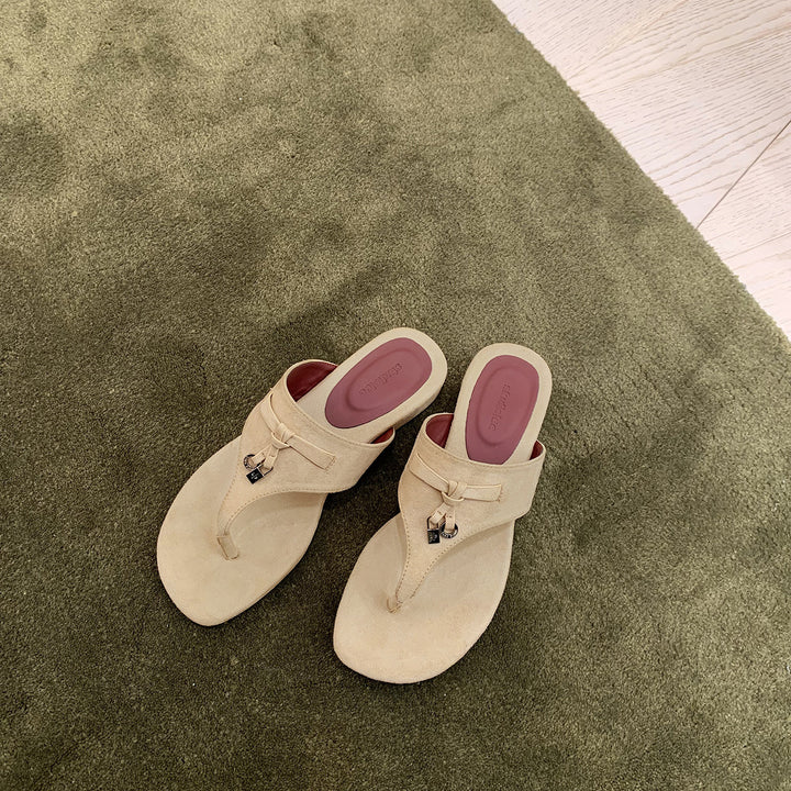 Dame elegante ruskind Tanga Sandaler med dekorativ hardware Stilla