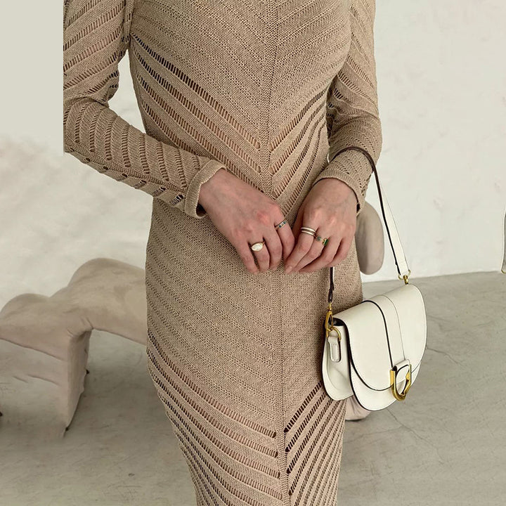 Dame strikkjole med elegant huldesign og figursyet snit Stilla