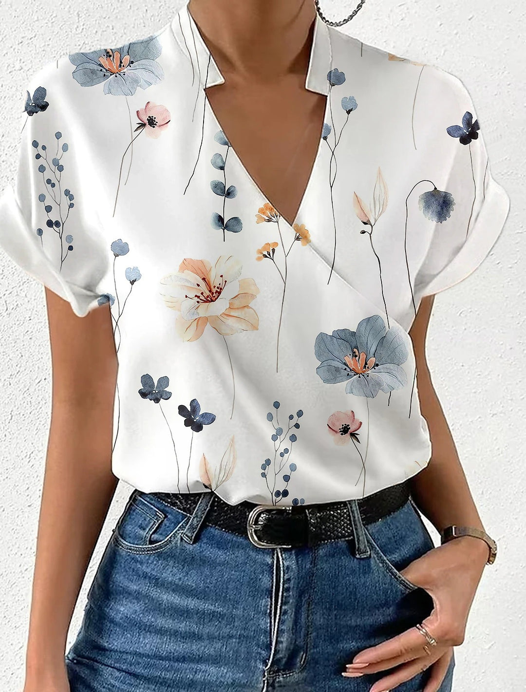 Damebluse med floralt design og moderne V-udskæring Stilla