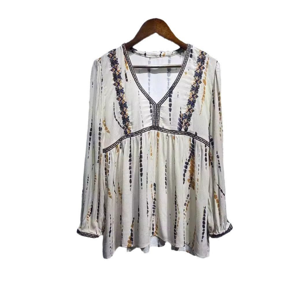 Damebluse med romantisk V-hals og kunstnerisk broderedesign Stilla