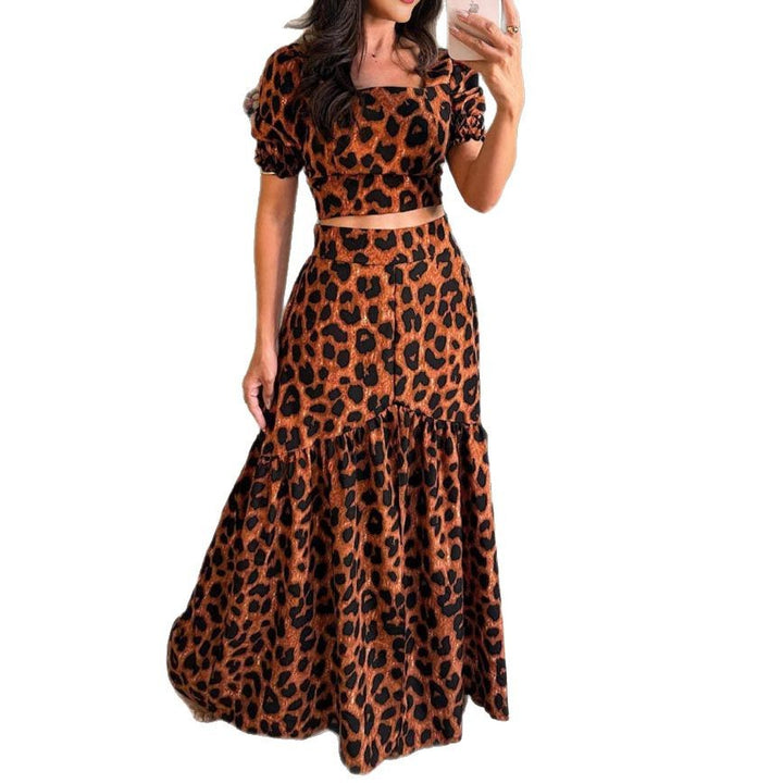 Dame to-delt ensemble med leopardmønster og voluminøs nederdel Stilla