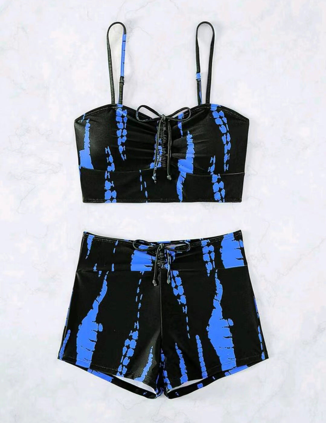 Dame overdel med afslappede shorts og kontrastfarvet tie-dye mønster Stilla