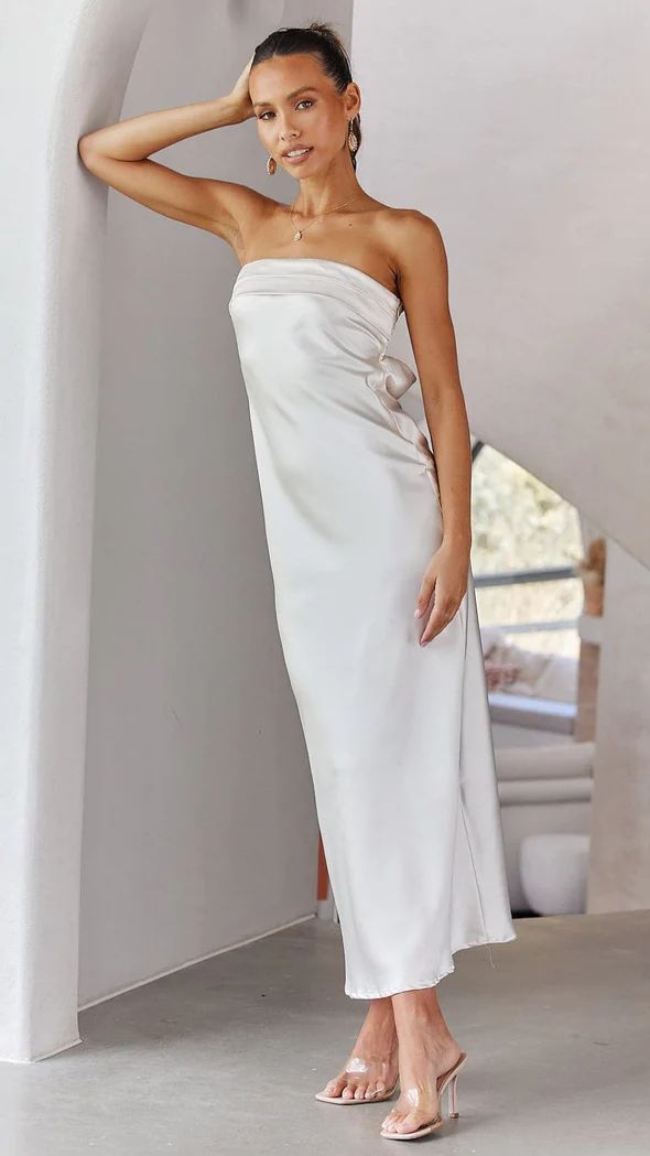 Dame Elegant aftenkjole med off-shoulder design og satinoverflade Stilla