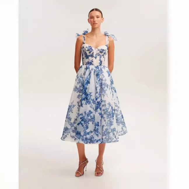 Kvinders midi kjole med blomstret blonde top og delikate volants detaljer