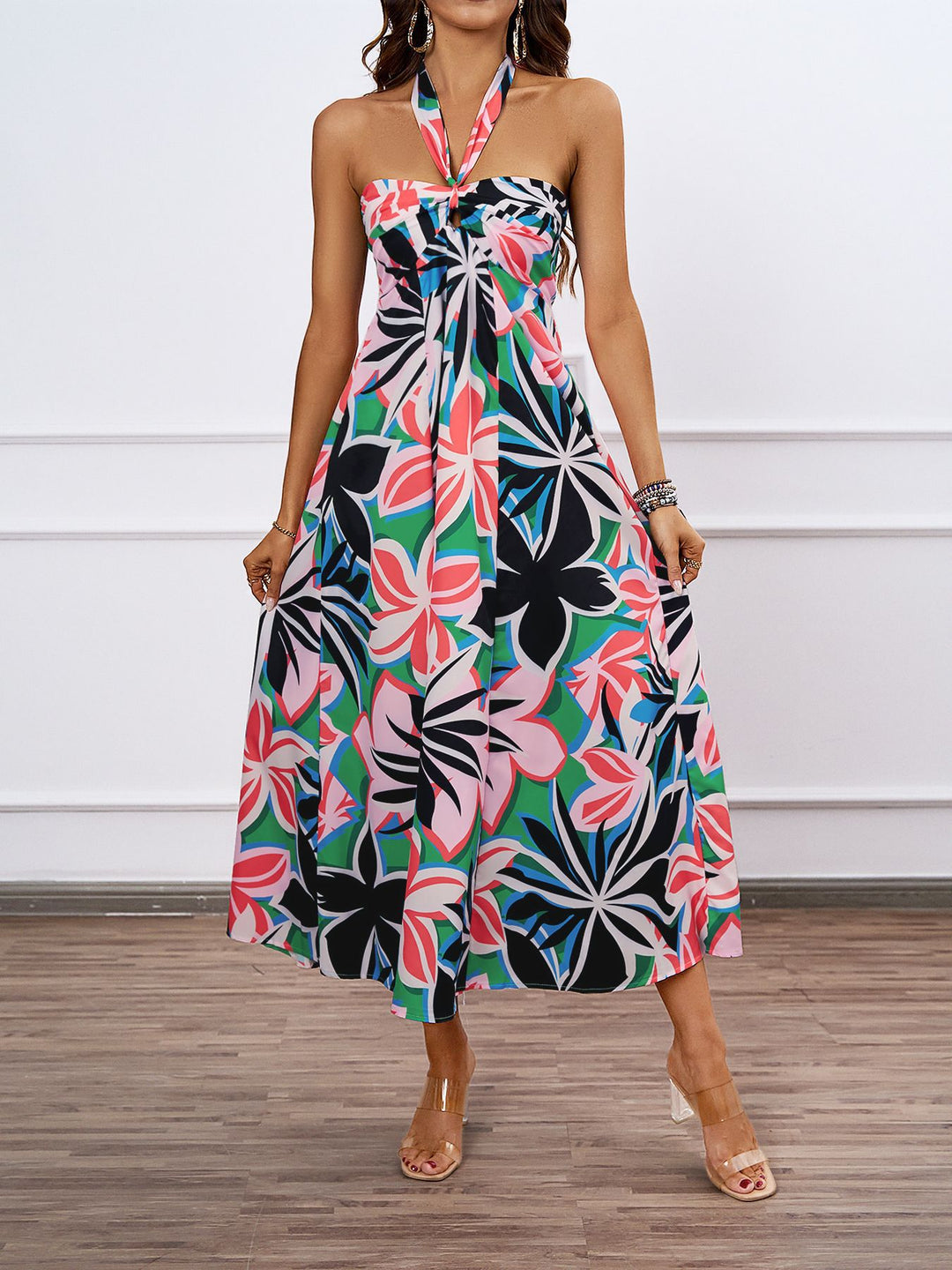 Dame maxikjole med skulderfri design og floral twist Stilla