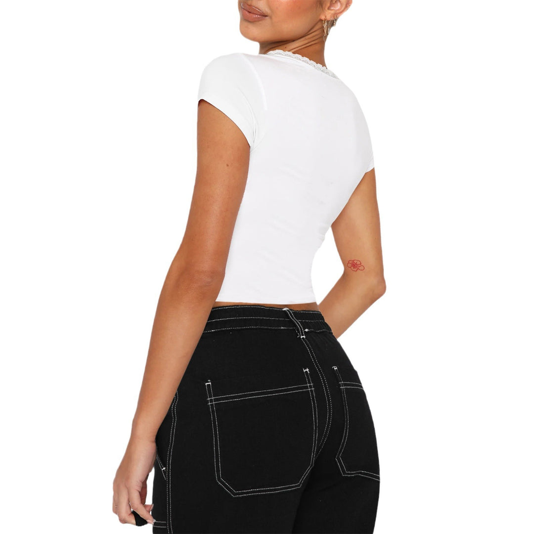 Dame moderigtigt cropped T-shirt med kvadratisk udskæring og fine blonde detaljer Skovae