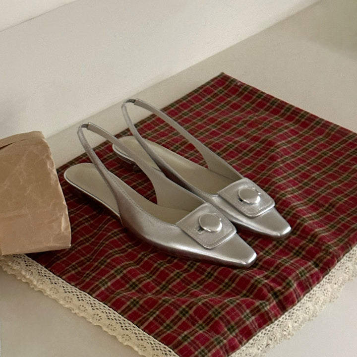 Dame elegante Slingback-hæle med dekorerende metalknap-detalje Stilla