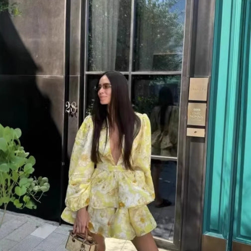 Dame minikjole med blomsterdesign og elegante flæsedetaljer Stilla