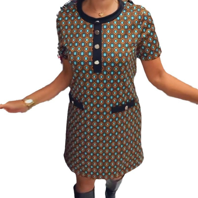 Dame kortærmet kjole med geometrisk mønster og fashionabel knapdetaljer Stilla