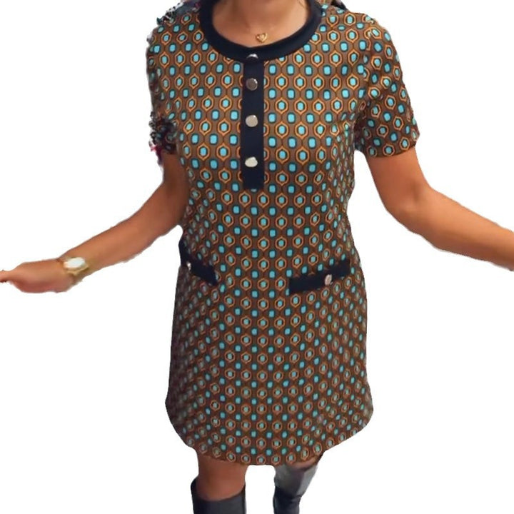 Dame kortærmet kjole med geometrisk mønster og fashionabel knapdetaljer Stilla